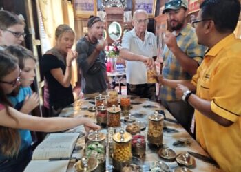 Pelayar dari seluruh dunia menikmati makanan tradisional ketika melawat Rumah Tradsional Bugis di Kampung Sungai Kuali, Serkat, di Pontian, Johor, semalam. - UTUSAN/MUHAMMAD ZIKRI