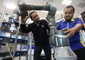 SEORANG daripada pensyarah Unimap memeriksa peralatan pembelajaran di makmal Pusat TVET Unimap di kampus Alam Unimap, Pauh Putra, Arau, Perlis. – UTUSAN/IZLIZAN OTHMAN