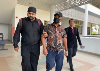 MOHAMAD Khalid Abdul Hamid (tengah) dibawa pegawai SPRM selepas mengaku bersalah terhadap pertuduhan mengemukakan tuntutan palsu di Mahkamah Sesyen, Alor Setar. -UTUSAN/SHAHIR NOORDIN