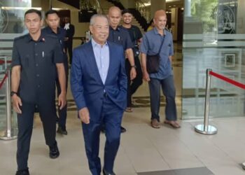 MUHYIDDIN Yassin keluar dari Mahkamah Sesyen Kuala Lumpur selepas permohonan pasportnya dibenarkan. UTUSAN/NORLIZAH ABAS