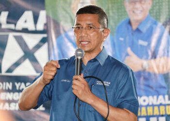 MOHAMED Azmin Ali berucap pada Ceramah Umum PN dekat Taman Ampang Pecah, Kuala Kubu Bharu di Hulu Selangor, Selangor, malam tadi. - UTUSAN / SHIDDIEQIIN ZON