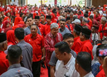 AHMAD Zahid Hamidi beramah mesra dengan tetamu dan ahli parti yang hadir pada Majlis Jelajah Akar Umbi Presiden UMNO bersama UMNO Bahagian Padang Terap di Kolej Mara Kuala Nerang. - UTUSAN/ SHAHIR NOORDIN