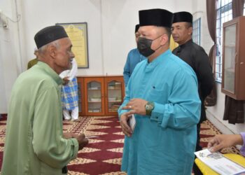 TUANKU Syed Faizuddin Putra Jamalullail 
menyerahkan sumbangan MAIPs kepada asnaf 
sempena Program Hijrah Minda MAIPs siri ke-13 2024 anjuran Majlis Agama Islam dan Adat Istiadat Melayu Perlis (MAIPs) di Masjid Al-Ikram Kariah Kampung Sena, Guar Sanji, Arau, Perlis semalam.-UTUSAN