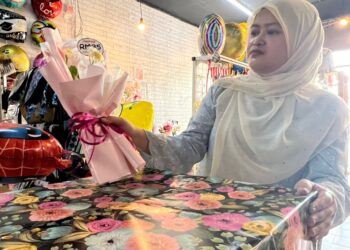 ANTARA hadiah disediakan Maizatul Akmar Mat Nasir yang ditempah pelanggan untuk perkhidmatan surprise delivery sempena sambutan Hari Guru di Aqma craft, Kangar, Perlis semalam.-UTUSAN/MOHD. HAFIZ ABD. MUTALIB