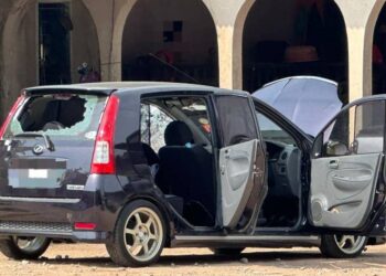 KEADAAN kereta yang mengalami kerosakan selepas terkena tembakan dalam kejadian di 
Kampung Alor Pinggan, Gelang Mas, Pasir Mas, Kelantan hari ini-UTUSAN/ROHANA MOHD. NAWI