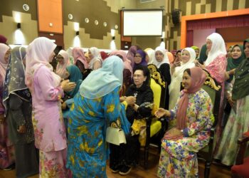 TUANKU Tengku Fauziah Almarhum Tengku Abdul Rashid (duduk, dua dari kanan) berkenan menyantuni tetamu jemputan sewaktu Majlis Santapan Bersempena Perasmian Mesyuarat Agung Tahunan Wanita Pertubuhan Kebajikan Islam Malaysia (PERKIM) di Dewan Banquet, Kompleks Pentadbiran Kerajaan Negeri, Kangar, Perlis. -UTUSAN