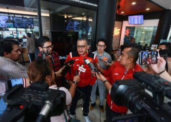 TIMBALAN Presiden Persatuan Bolasepak Selangor (FAS),Datuk Seri Shahril Mokhtar bercakap kepada media berkenaan perkembangan terkini kecederaan yang dihadapi oleh pemain Selangor FC, Faisal Halim akibat perbuatan khianat simbahan asid . FOTO/AFIQ RAZALI