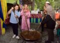 TUANKU Dr. Hajah Lailatul Shahreen Akashah Khalil dan Hannah Yeoh mengacau dodol warisan tradisi di Kampung Nelayan Warna-warni Seberang Ramai, Kuala Perlis semalam.-UTUSAN