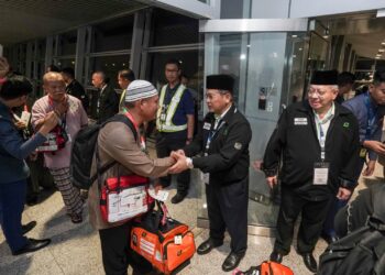 MOHD. Na'im Mokhtar menyantuni para jemaah haji semasa hadir bagi mengucapkan selamat jalan kepada para jemaah haji kumpulan pertama 1445H/2024 di Lapangan Terbang Antarabangsa Kuala Lumpur (KLIA) Terminal 1. - UTUSAN/FAISOL MUSTAFA


GAMBAR : FAISOL MUSTAFA
