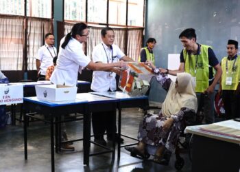 Timbalan Pengerusi Suruhanjaya Pilihan Raya, Dr Azmi Sharom melawat pusat mengundi pada Pilihan Raya Kecil dun Kuala Kubu Baharu, di SMK Kuala Kubu Baharu, di sini hari ini.-UTUSAN/SHIDDIEQIIN ZON