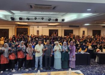 KAMARUL Azman Khamis bergambar bersama guru-guru dan peserta selepas merasmikan 
program kepemimpinan cilik di salah sebuah hotel di Kangar, Perlis hari ini.- UTUSAN