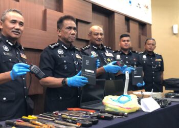 FISOL Salleh (dua kiri) menunjukkan barang kes yang dirampas daripada Geng Capang dalam sidang akhbar di IPK Kedah, Alor Setar.