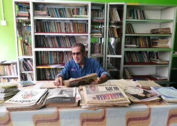 MAMAT Ibrahim membaca  bahan bacaan yang disimpan di Serambi Ilmu di rumahnya di Taman Dato Abdul Rahman, Hulu Terengganu. 
– UTUSAN/NOORHAYATI MAMAT