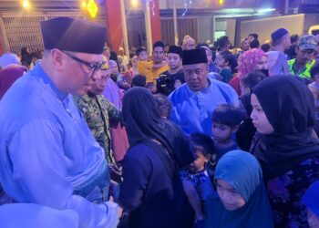 MOHD. Syahbuddin Hashim (tengah) memberi duit raya kepada rakyat sempena Majlis Rumah Terbuka ADUN Galas di Bandar Utama di Gua Musang, Kelantan.UTUSAN/AIMUNI TUAN LAH