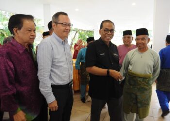 Datuk Seri Mohamed Khaled Nordin beramah mesra dengan sebahagian bekas-bekas wakil rakyat ketika hadir pada Majlis Aidilfitri MUBARAK Johor dan Mesyuarat Agung MUBARAK di Ibu Pejabat UMNO, Johor Bahru disini. UTUSAN/RAJA JAAFAR ALI