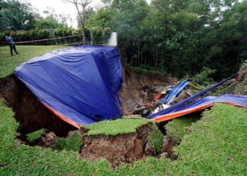 KEADAAN runtuhan tebing yang berlaku di perumahan Cassia Garden Residence, Cyberjaya. - UTUSAN/FAISOL MUSTAFA