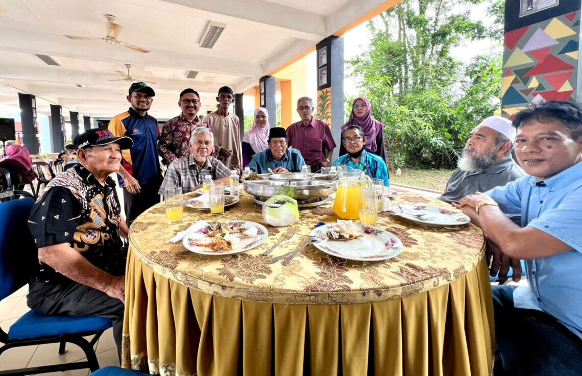 Bekas murid, guru berkumpul sempena hari terbuka 50 tahun SK Padang ...