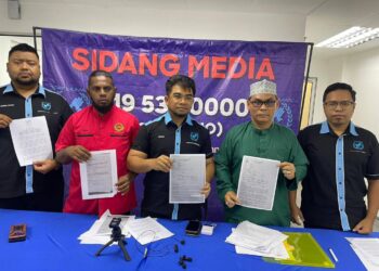 HISHAMUDDIN Hashim (tengah) menunjukkan laporan polis terhadap sebuah syarikat yang menawarkan penipuan skim pelaburan pakej Umrah sidang media pada hari ini.