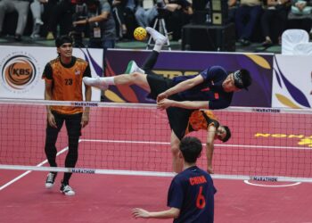 SKUAD Regu negara bermula langkah kanan dalam Kejohanan Piala Dunia Sepak Takraw apabila membenam China 15-6, 15-7 dalam perlawanan pertama di Stadium Titiwangsa, hari ini.- GAMBAR- AMIR KHALID