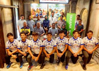 SYED Hazrain Syed Razlan Jamalullail barisan kedua (kiri sekali) bergambar bersama para pemain sempena sidang akhbar kejohanan ragbi Takaful Ikhlas Perlis Royal 7s 2024 di Arau, Perlis semalam.- UTUSAN