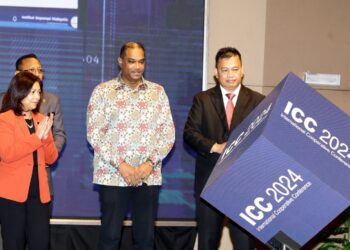 Timbalan Menteri Pembangunan Usahawan dan Koperasi, Datuk Ramanan Ramakrishnan ketika merasmikan Persidangan Koperasi Antarabangsa 2024 (ICC 2024) di Hotel Everly, Putrajaya di sini, hari ini.

Turut kelihatan, Ketua Setiausaha KUSKOP, Datuk Sri Suriani Ahmad dan Ketua Pengarah Institut Koperasi Malaysia, Datuk Mohd Ali Mansor (kanan).

GAMBAR : FAISOL MUSTAFA