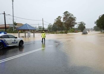 HUJAN berterusan sejak pagi tadi menyebabkan banjir kilat di beberapa kawasan di daerah Kota Tinggi, hari ini.