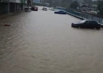 Kenderaan tenggelam di pekan Kajang akibat hujan lebat.