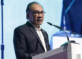 ANWAR Ibrahim berucap pada Forum Ekonomi Global dan Kewangan Islam, di Pusat Konvensyen Kuala Lumpur di sini, semalam.-UTUSAN/SHIDDIEQIIN ZON