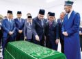 ANWAR Ibrahim dan delegasi Malaysia menziarahi Imam Bukhari Mausoleum ketika lawatan rasmi di Uzbekistan. -PEJABAT PERDANA MENTERI