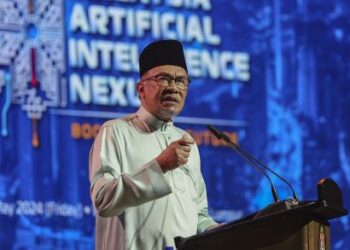 ANWAR Ibrahim berucap pada perasmian Program Malaysia Kecerdasan Buatan (Al) Nexus 2024 di Pusat Dagangan Dunia (WTC), Kuala Lumpur, hari ini. - UTUSAN/FARIZ RUSADIO