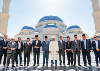 ANWAR Ibrahim sempat membuat lawatan ke Astana Grand Central Mosque sebaik tiba di Astana, Kazakhstan, semalam. – PEJABAT PERDANA MENTERI