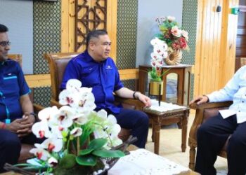 ANTHONY Loke Siew Fook mengadakan me­syuarat bersama Mohd. Nassuruddin Daud di Kompleks Kota Darul Naim, Kota Bharu, Kelantan, semalam.