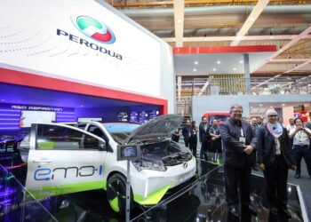 PPRESIDEN dan Ketua Pegawai Eksekutif Perodua, Datuk Seri Zainal Abidin Ahmad (kiri) dan Ketua Eksekutif Jurutera Perodua R&D, Jehan Adnan di samping kenderaan prototaip EV pertama Perodua, EMO-1 yang diperkenalkan pada sesi media Autoshow Malaysia 2024 di Taman Ekspo Pertanian Malaysia (MAEPS) di sini, hari ini. - UTUSAN/MUHAMAD IQBAL ROSLI