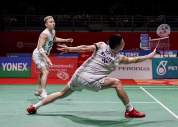 Aaron Chia-Soh Wooi Yik menempah slot suku akhir selepas mengetepikan gandingan China, Chen Bo Yang-Liu Yi pada peringkat 16 terbaik Kejohanan Badminton Malaysia Masters di Axiata Arena, Bukit Jalil, sebentar tadi. - UTUSAN/SHIDDIEQIIN ZON