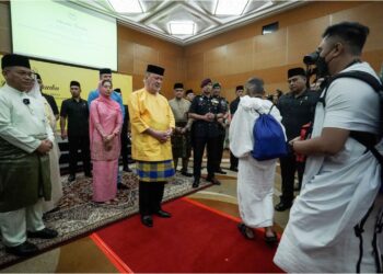 Sultan Ibrahim menyantuni dan mengucapkan selamat jalan kepada jemaah haji pada majlis pelepasan jemaah haji  ke tanah suci di Kompleks TH Sepang, hari ini. - UTUSAN/FAISOL MUSTAFA