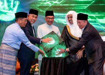 DATUK Seri Anwar Ibrahim bersama dengan kedua-dua Timbalan Perdana Menteri hadir bersama wakil pemimpin agama daripada 60 negara dalam Persidangan Pemimpin Agama Antarabangsa 2024 yang berlangsung di Petaling Jaya, Selangor. - GAMBAR ANWAR IBRAHIM