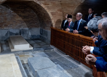 ANWAR Ibrahim bersama delegasi Malaysia dibawa ke Kompleks Shah-i-Zinda yang antara lain menempatkan makam Kusam ibn Abbas, sepupu Nabi Muhammad SAW yang juga antara pendakwah terawal membawa ajaran Islam ke Uzbekistan. - FOTO/X PM