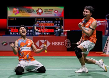 AKSI Arif Junaidi dan Yap Roy King selepas  menewaskan pasangan Taiwan, Lee Jhe Huei-Yang Po Hsuan pada Kejohanan Badminton Malaysia Masters 2024 di Axiata Arena, Bukit Jalil, hari ini. - UTUSAN/SHIDDIEQIIN ZON