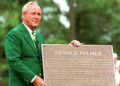 GAMBAR bertarikh 1995 menunjukkan Arnold Palmer mengenakan jaket hijau ketika merasmikan majlis memasang plak sempena 40 tahun kejohanan Masters di Kelab Golf Kebangsaan Augusta. - AFP
