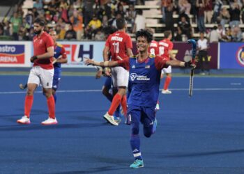 PEMAIN muda Malaysia, Azimuddin Kamaruddin meraikan jaringan gol dalam perlawanan Piala Sultan Azlan Shah 2024 ketika menentang Kanada di Stadium Azlan Shah, Ipoh malam tadi.-UTUSAN/ZULFACHRI ZULKIFLI.