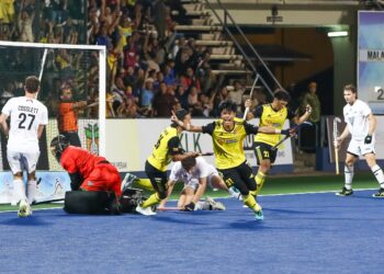 PENYERANG Muda Speedy Tigers, Azimuddin Syakir Kamaruddin meraikan jaringan ketiga Malaysia dalam perlawanan ketiga menentang New Zealand Piala Sultan Azlan Shah edisi ke-30 di Stadium Azlan Shah di sini, malam ini.-UTUSAN/MUHAMAD NAZREEN SYAH MUSTHAFA