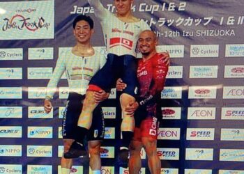 Azizuhasni Awang berada di podium meraikan pingat gangsanya menerusi acara pecut di Velodrom Izu, Shizouka, semalam. -  IHSAN FB AZIZULHASNI AWANG