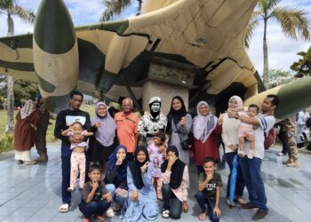 GAMBAR kenangan Faridah Abd Rahman bersama keluarganya sebelum berlepas ke Lubnan pada November tahun lepas.