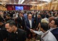 Anwar Ibrahim bersalaman dengan warga JPM selepas Majlis Perjumpaan Warga Jabatan Perdana Menteri (JPM) Bagi Bulan Mei di Puspanitapuri, Putrajaya semalam.
-UTUSAN/FAISOL MUSTAFA