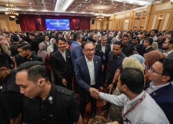 Anwar Ibrahim bersalaman dengan warga JPM selepas Majlis Perjumpaan Warga Jabatan Perdana Menteri (JPM) Bagi Bulan Mei di Puspanitapuri, Putrajaya semalam.
-UTUSAN/FAISOL MUSTAFA