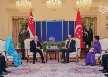Sultan Ibrahim mengadakan pertemuan dengan Tharman Shanmugaratnam di Istana Singapura, semalam. Turut berangkat Raja Zarith Sofiah. – FB SULTAN IBRAHIM SULTAN ISKANDAR