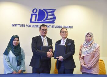 Dr. Ramzah Dambul (dua dari kanan) dan  Azril Mohd. Amin selepas majlis menandatangani MoU antara IDS dan MASA di Kota Kinabalu, Sabah, hari ini.