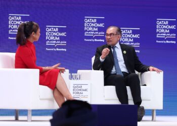 Anwar Ibrahim ditemu bual dalam Forum Ekonomi Qatar di Doha, semalam. – AFP