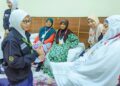 PAKAR fisioterapi memberi penerangan kepada salah seorang jemaah haji mengenai regangan otot dan sendi di  Hotel Abraj Al-Janadriyah, Mekah, semalam.