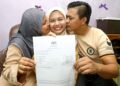 FIFI Nurfatin Marjaidi Hirwan menerima kucupan daripada ibu bapanya selepas beroleh keputusan 9A dalam SPM 2023 di Tapah, Perak semalam. – UTUSAN/MUHAMAD NAZREEN SYAH MUSTHAFA